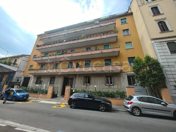 locale commerciale in vendita a Pavia in zona Stazione
