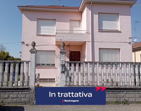 casa indipendente in vendita a Pavia in zona Centro Città