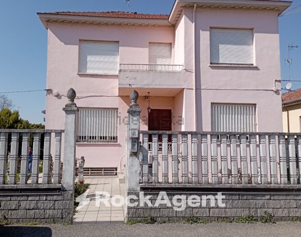 casa indipendente in vendita a Pavia in zona Centro Città