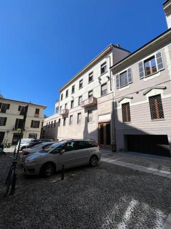 negozio in vendita a Pavia in zona Centro Città