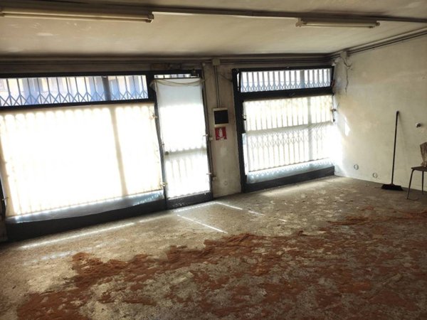 negozio in vendita a Pavia in zona Pompieri