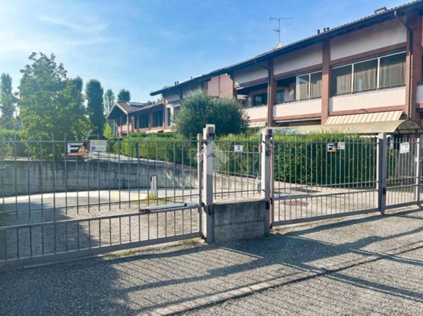 negozio in vendita a Pavia in zona Vallone