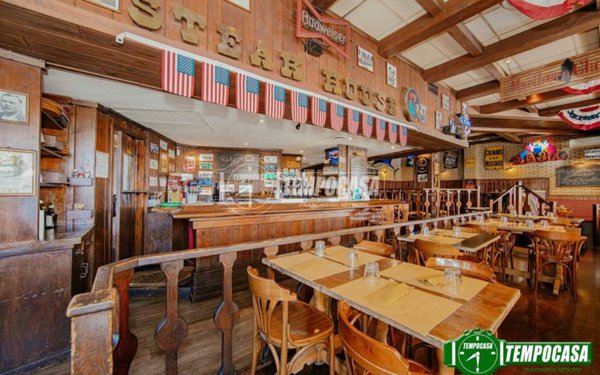 negozio in vendita a Pavia in zona Centro Città