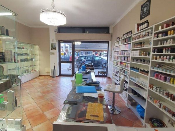 negozio in vendita a Pavia in zona Pompieri
