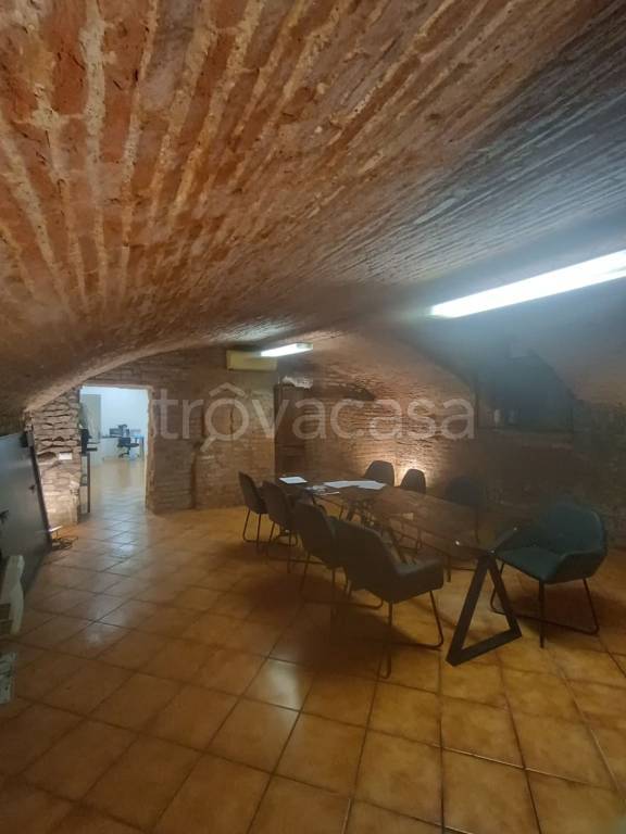 locale commerciale in vendita a Pavia in zona Centro Città