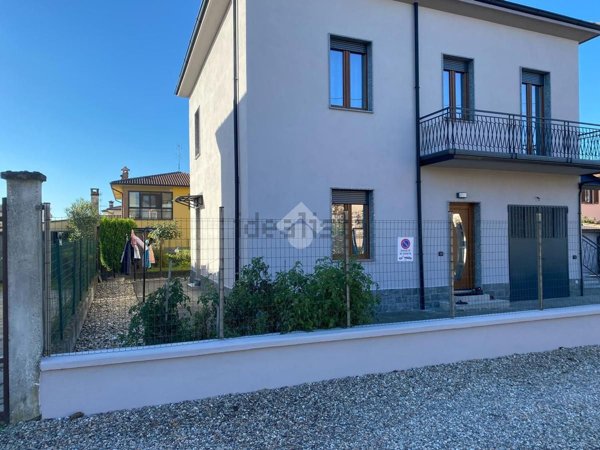 casa indipendente in vendita a Pavia in zona Fossarmato