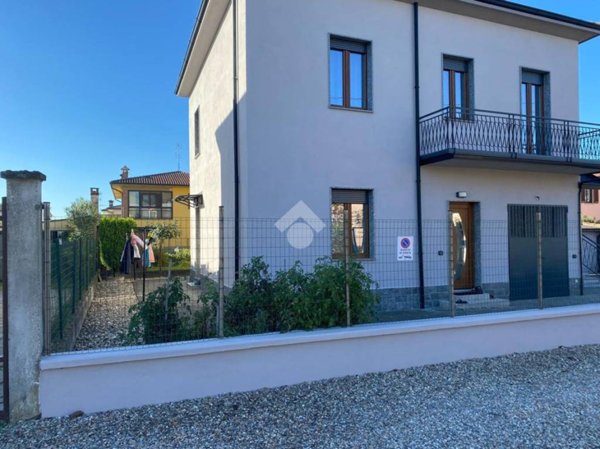 casa indipendente in vendita a Pavia in zona Fossarmato
