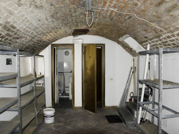 negozio in vendita a Pavia in zona Centro Città