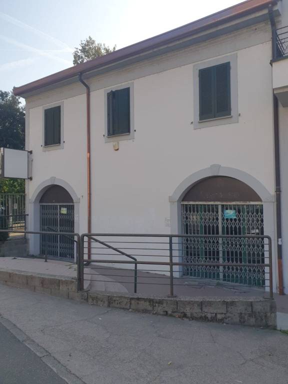 negozio in vendita a Pavia in zona Policlinico