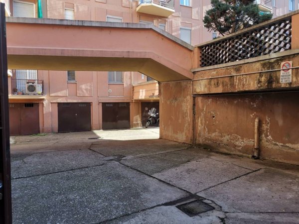 locale commerciale in vendita a Pavia