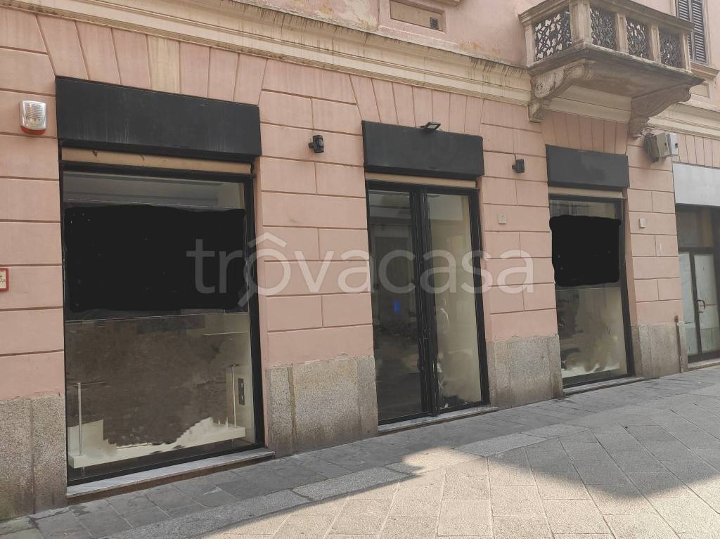negozio in vendita a Pavia in zona Centro Città