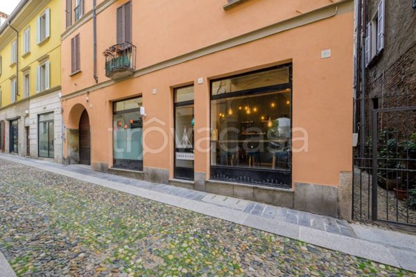 negozio in vendita a Pavia in zona Centro Città