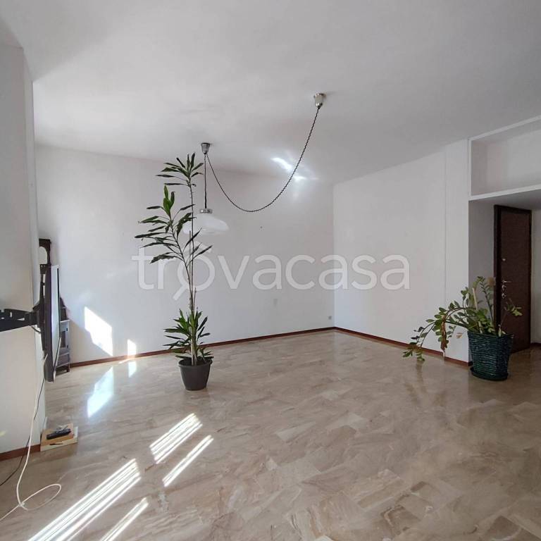 appartamento in vendita a Pavia in zona Chiozzo