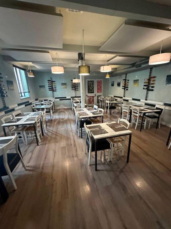 negozio in vendita a Pavia in zona Centro Città