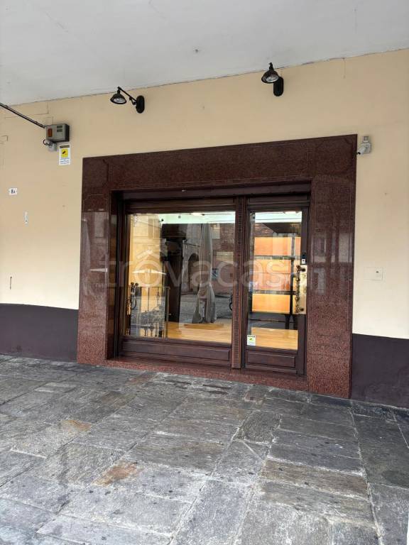 negozio in vendita a Pavia in zona Centro Città