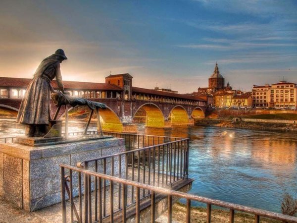 negozio in vendita a Pavia in zona Centro Città