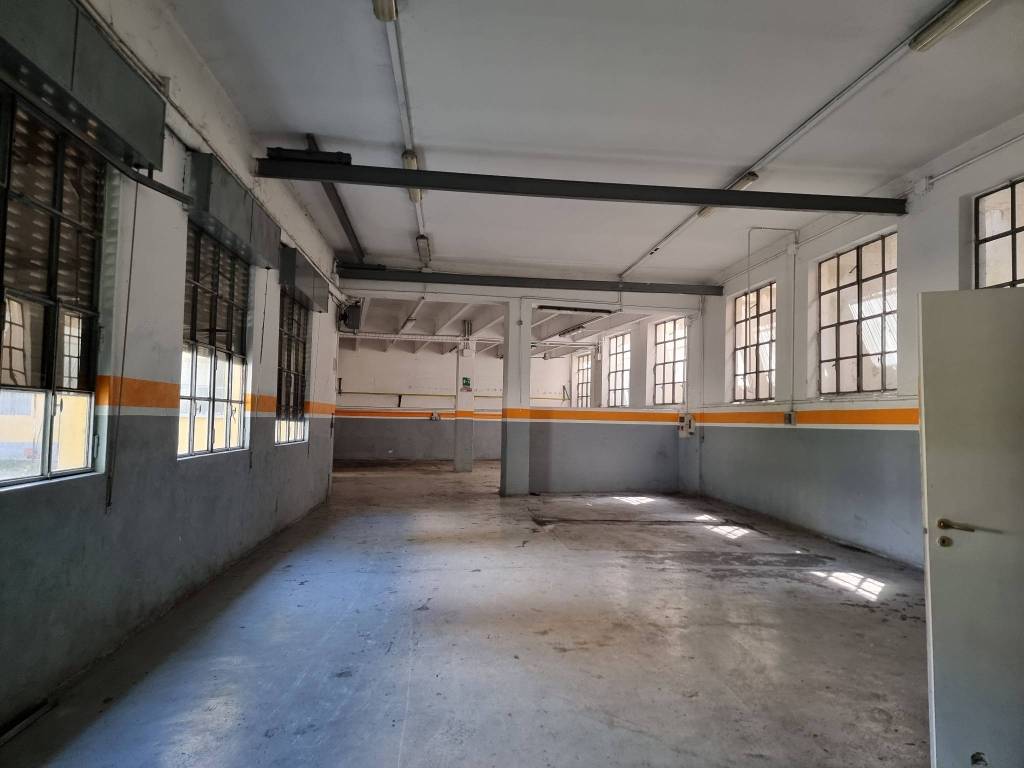 locale commerciale in vendita a Pavia in zona Policlinico