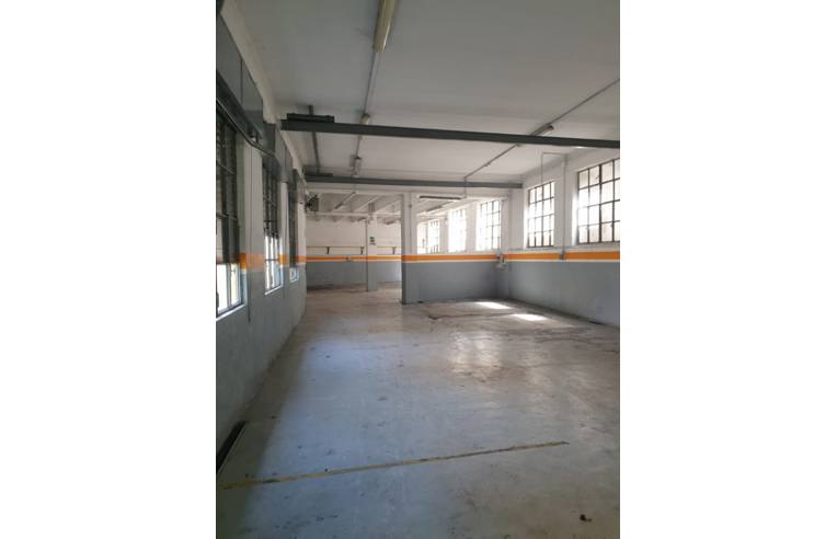 locale commerciale in vendita a Pavia in zona Policlinico