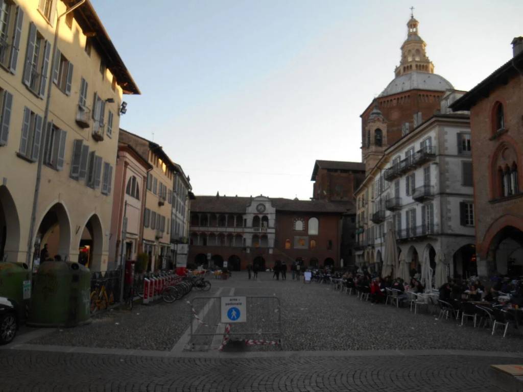 negozio in vendita a Pavia in zona Stazione