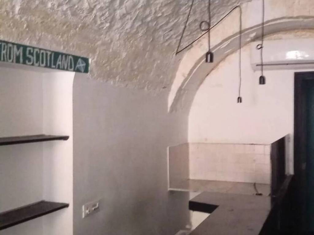 negozio in vendita a Pavia in zona Centro Città