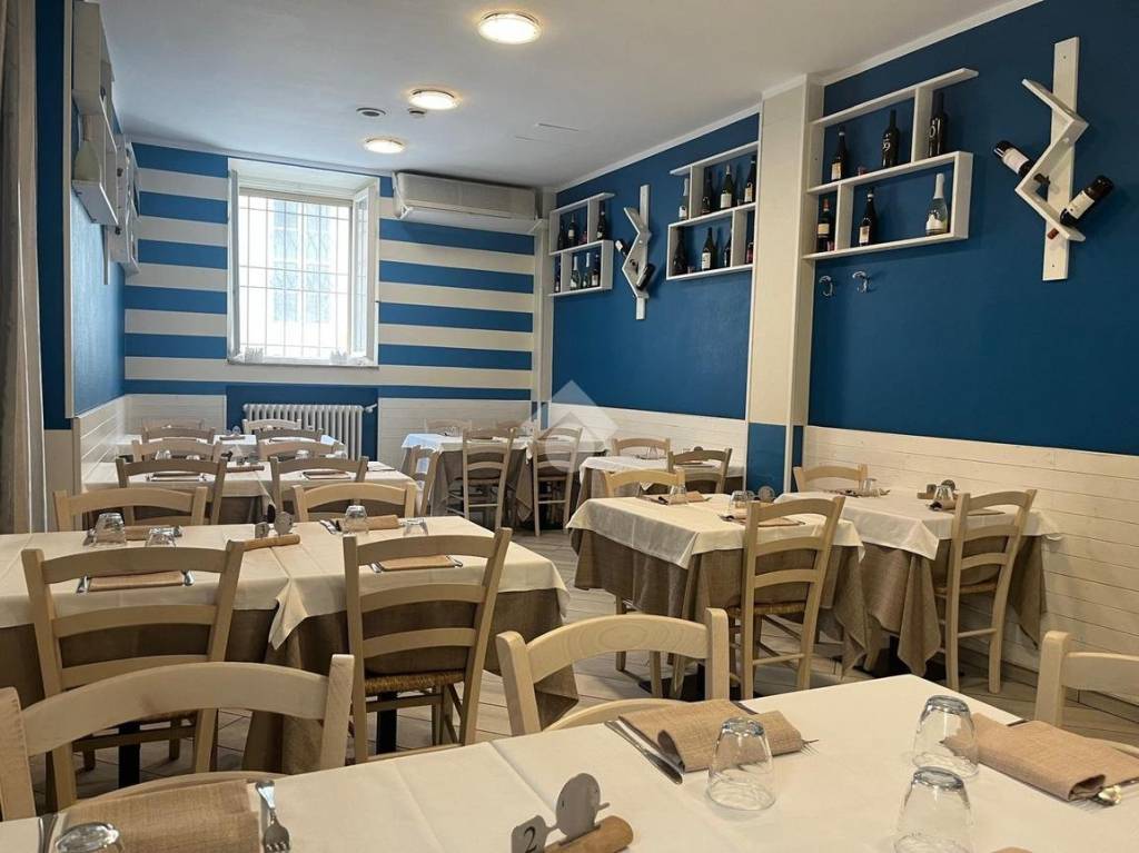 negozio in vendita a Pavia in zona Centro Città