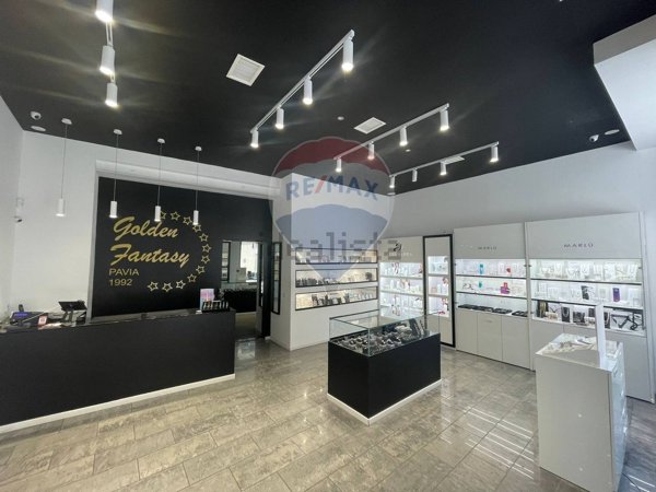 negozio in vendita a Pavia in zona Centro Città