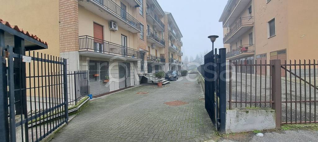 locale commerciale in vendita a Pavia in zona San Pietro