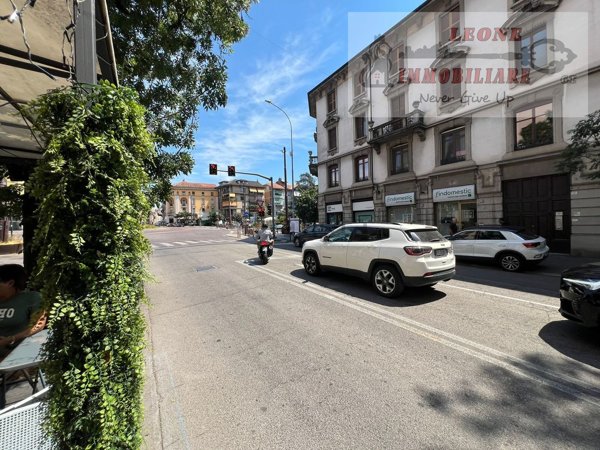 negozio in vendita a Pavia in zona Centro Città