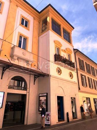 negozio in vendita a Pavia in zona Centro Città
