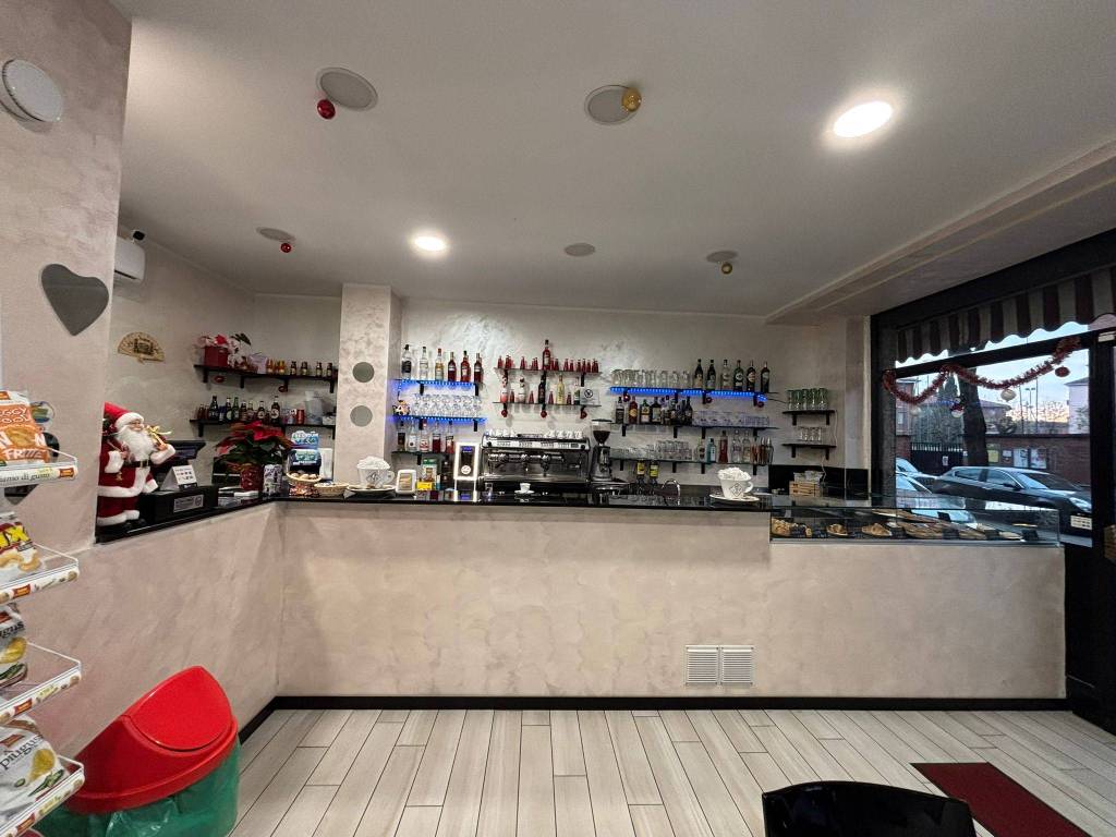 negozio in vendita a Pavia in zona Policlinico