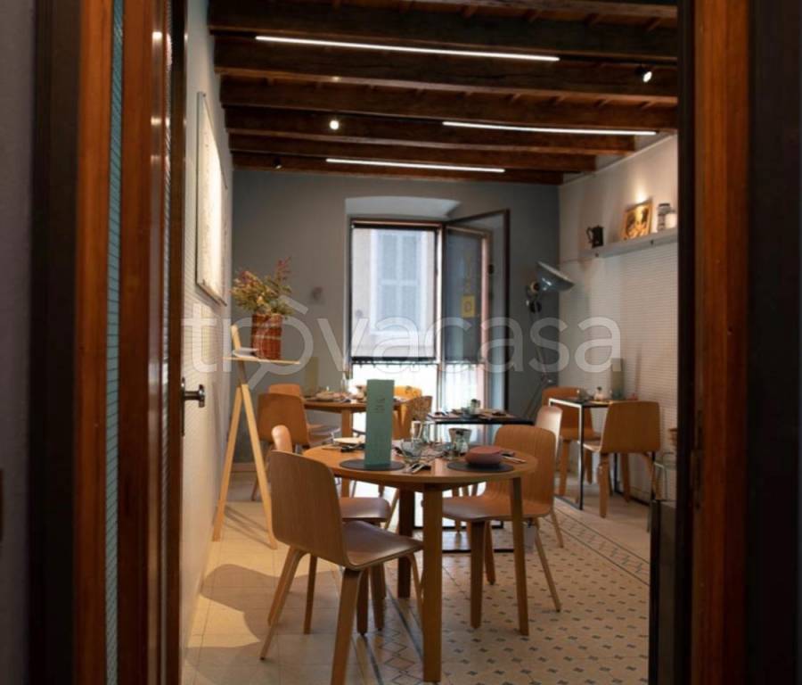 negozio in vendita a Pavia in zona Centro Città