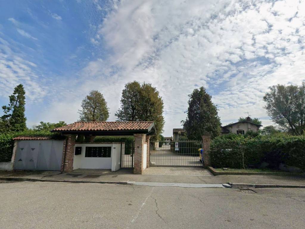 casa indipendente in vendita a Pavia in zona Fossarmato