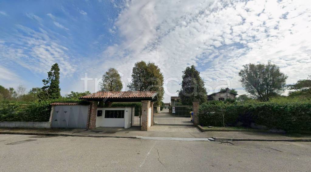 casa indipendente in vendita a Pavia in zona Fossarmato