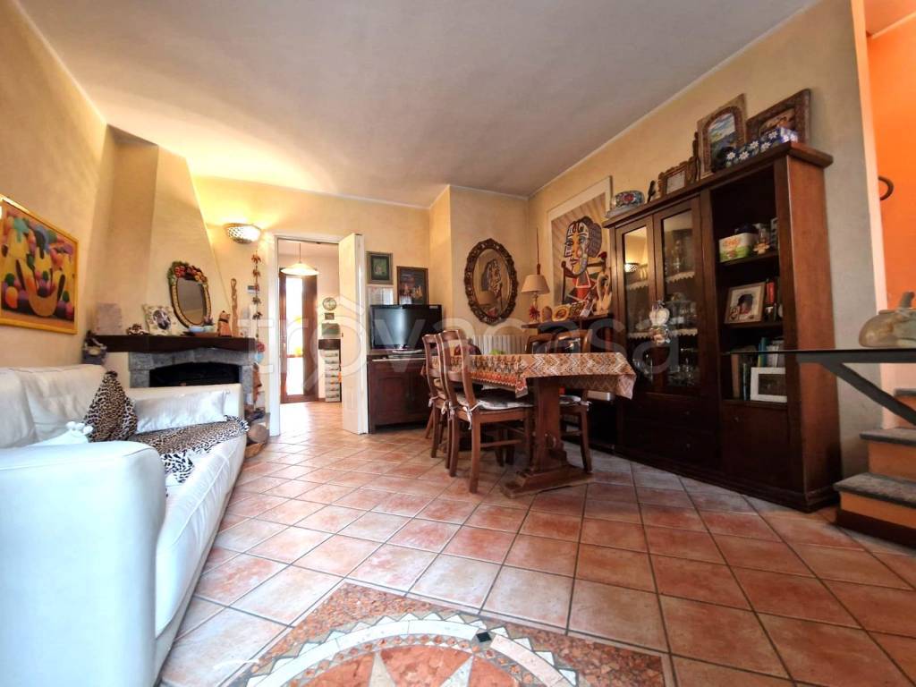 casa indipendente in vendita a Pavia in zona Fossarmato