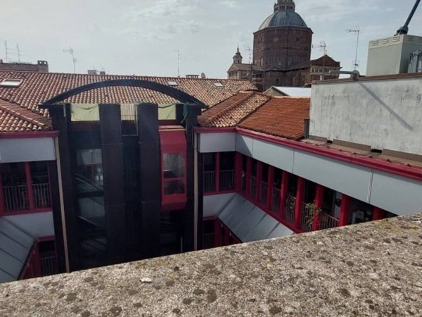 negozio in vendita a Pavia in zona Centro Città