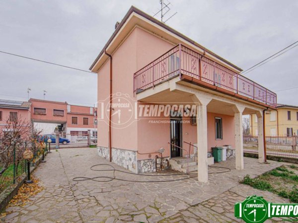 casa indipendente in vendita a Pavia in zona Vallone