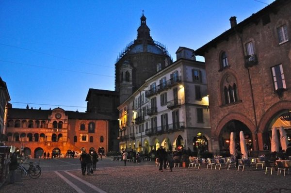 negozio in vendita a Pavia in zona Centro Città