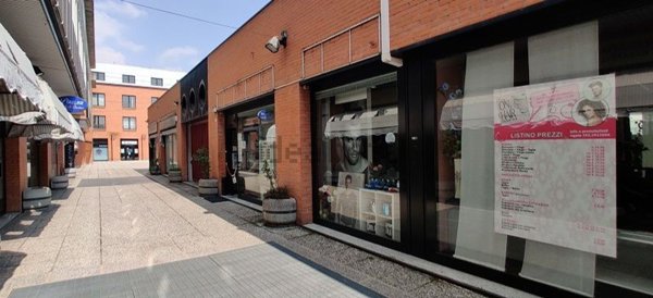 negozio in vendita a Pavia