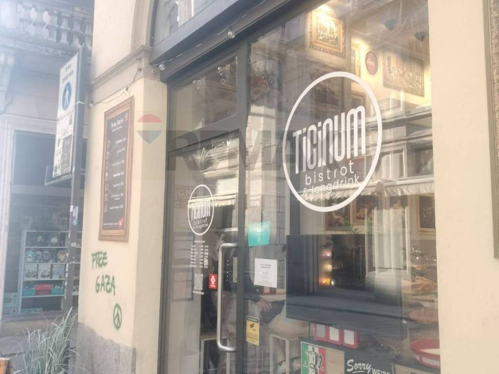 negozio in vendita a Pavia in zona Centro Città