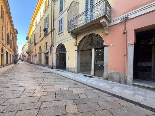 negozio in vendita a Pavia in zona Centro Città