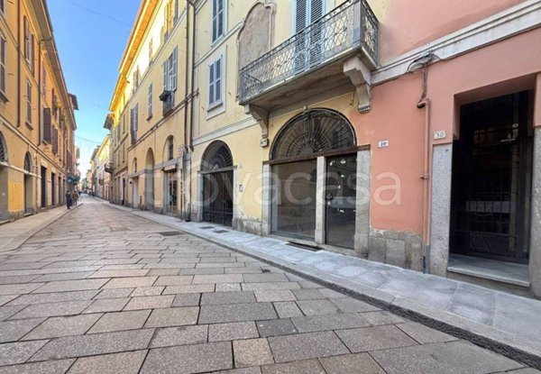 negozio in vendita a Pavia in zona Centro Città
