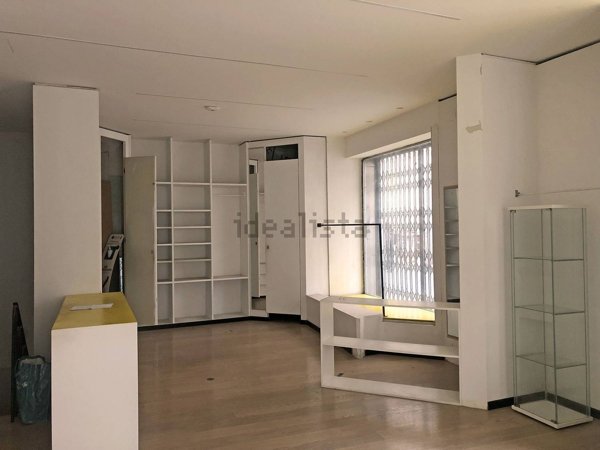 negozio in vendita a Pavia in zona Centro Città