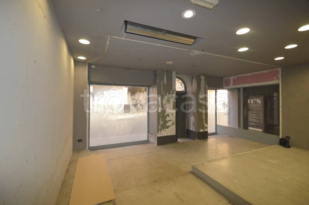 negozio in vendita a Pavia in zona Centro Città