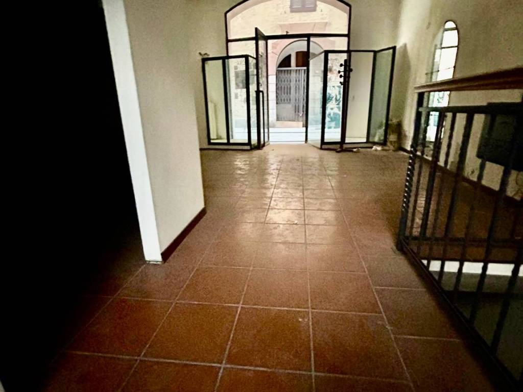 negozio in vendita a Pavia in zona Centro Città