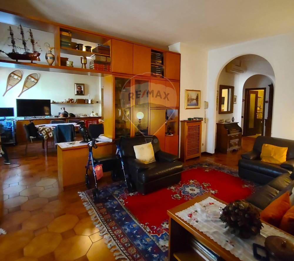 casa indipendente in vendita a Pavia in zona Pompieri