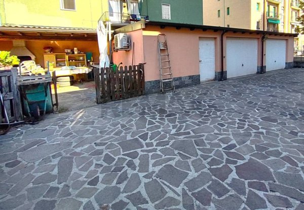 casa indipendente in vendita a Pavia in zona Pompieri