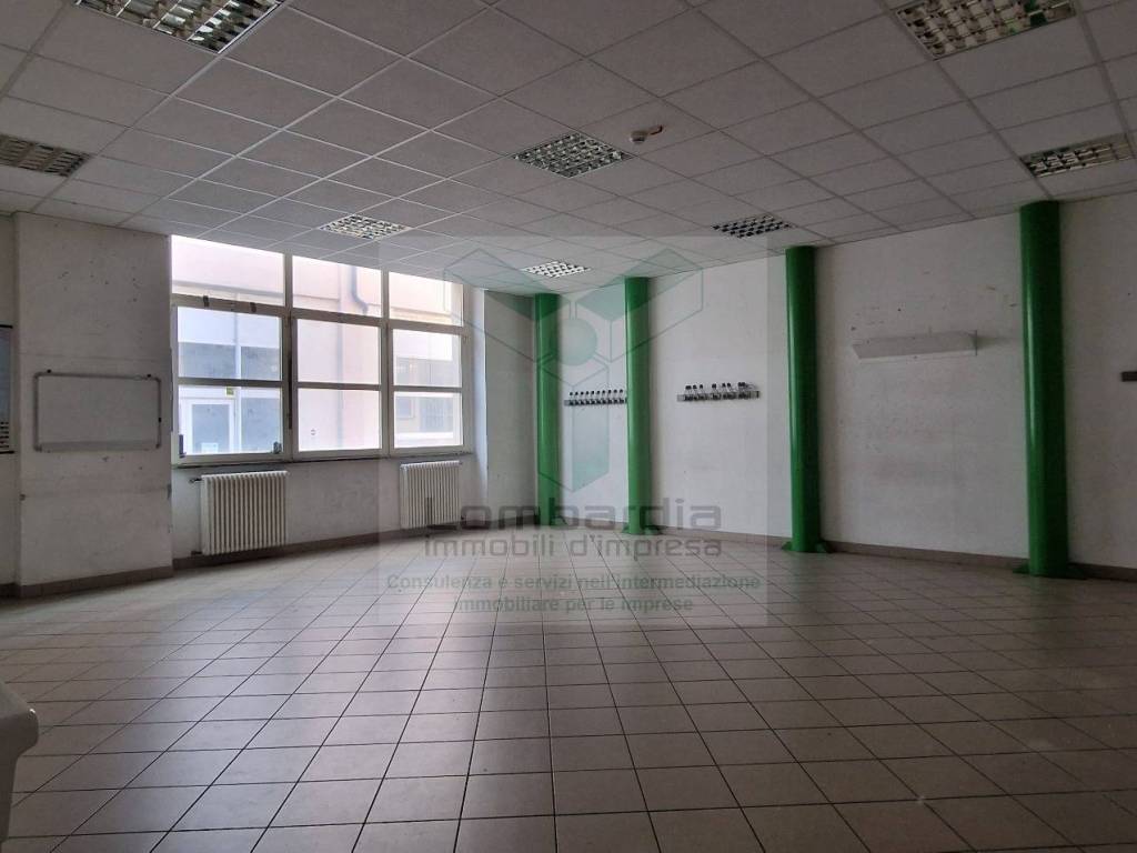 negozio in vendita a Pavia in zona Stazione