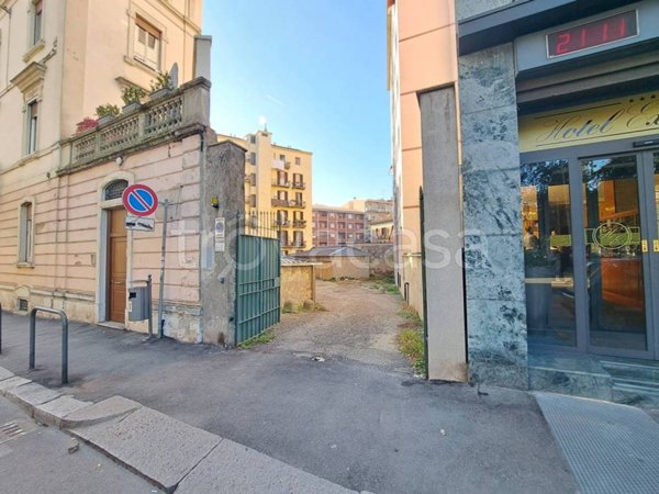 locale commerciale in vendita a Pavia in zona Stazione