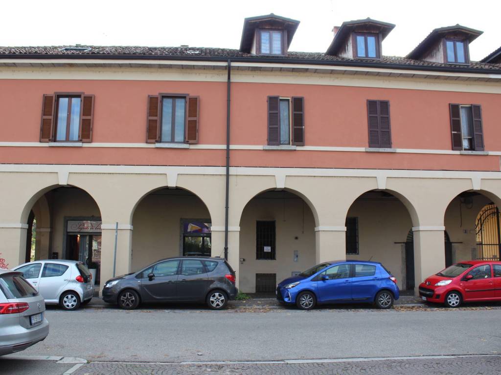 negozio in vendita a Pavia in zona Borgo Calvenzano