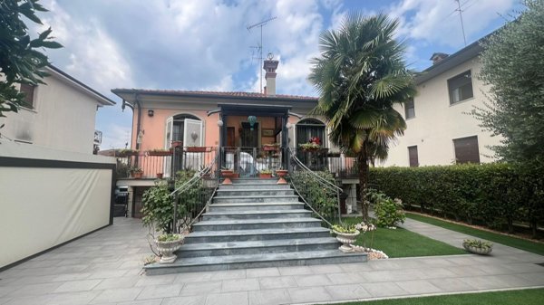 casa indipendente in vendita a Pavia in zona Vallone